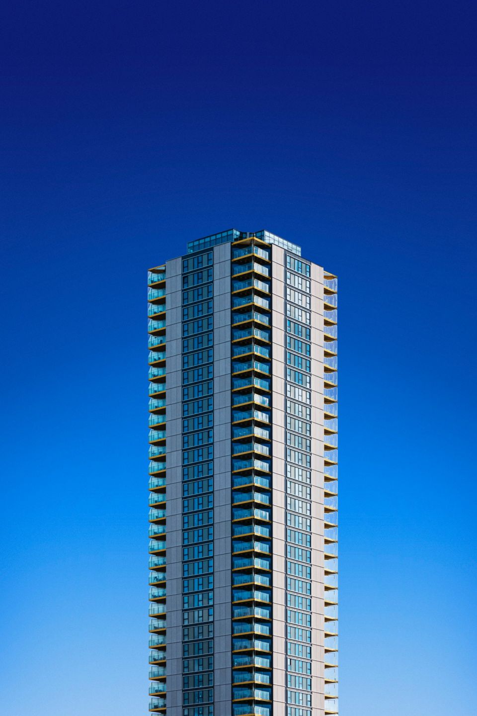 Moderne Architektur vor tiefblauem Himmel