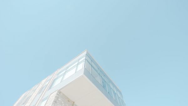 Moderne Architektur vor hellblauem Himmel