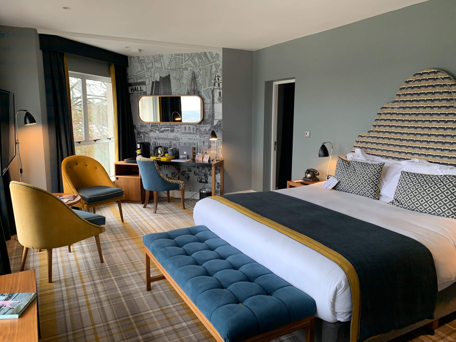 Stilvolles eingerichtetes Hotel Zimmer mit Bett